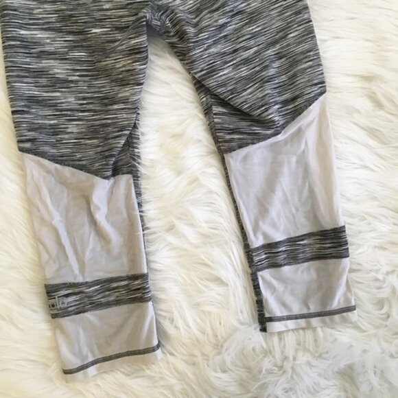 ALO Yoga Leggings M Oasis Capri in White Space Dye /White Athletic Athleisure - Picture 14 of 16